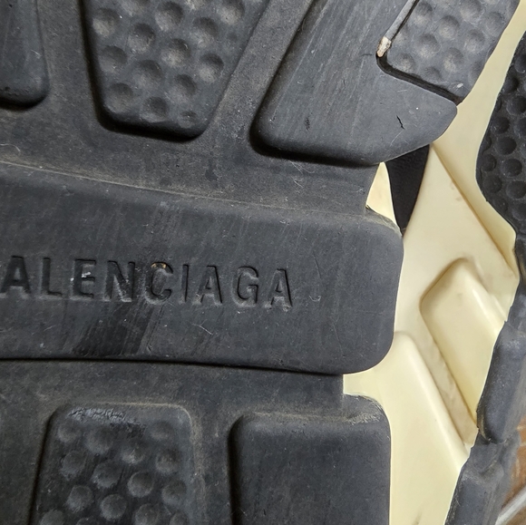 Balenciaga - Picture 16 of 16